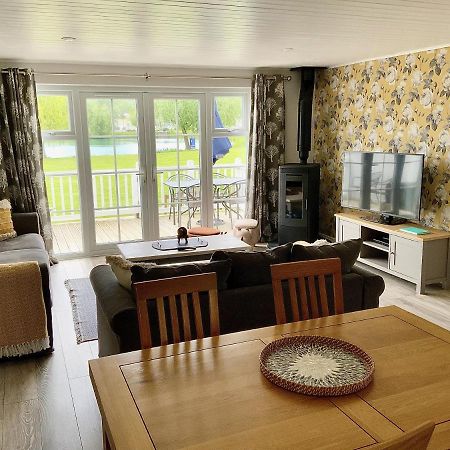 'That One' Our Cotswold Lakeside Lodge 赛伦塞斯特 外观 照片
