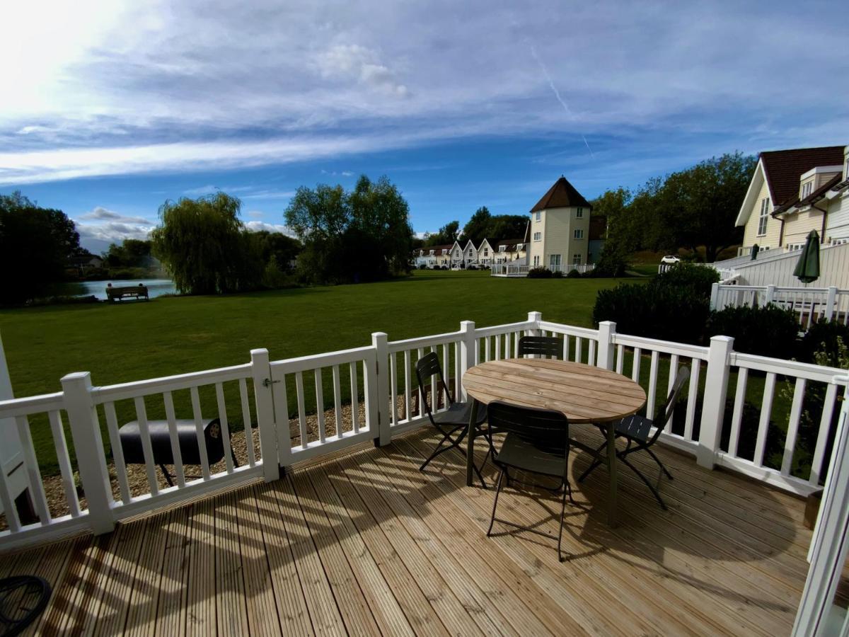 'That One' Our Cotswold Lakeside Lodge 赛伦塞斯特 外观 照片