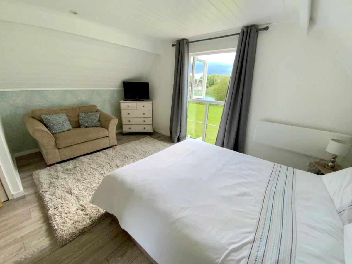 'That One' Our Cotswold Lakeside Lodge 赛伦塞斯特 外观 照片