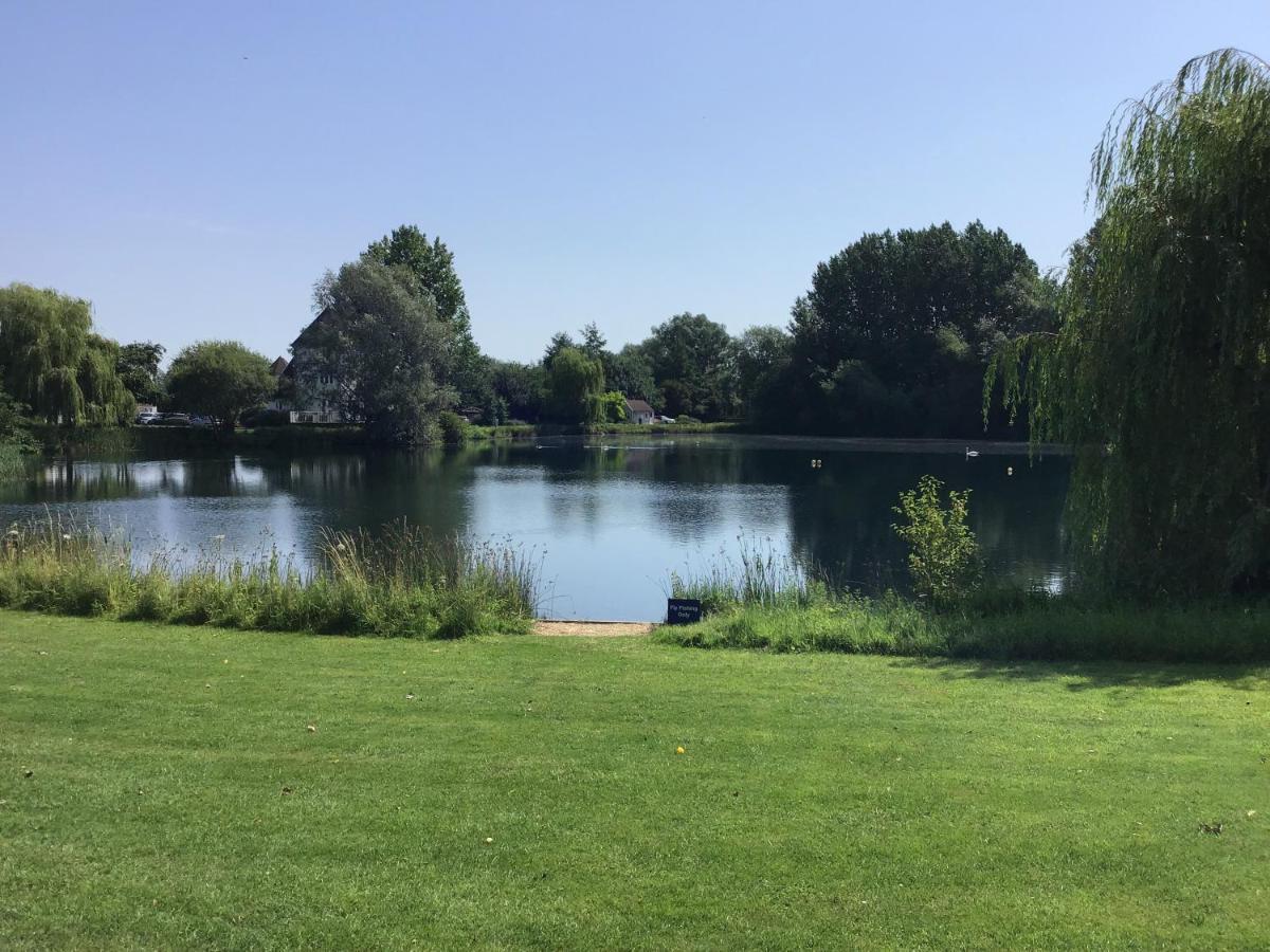 'That One' Our Cotswold Lakeside Lodge 赛伦塞斯特 外观 照片