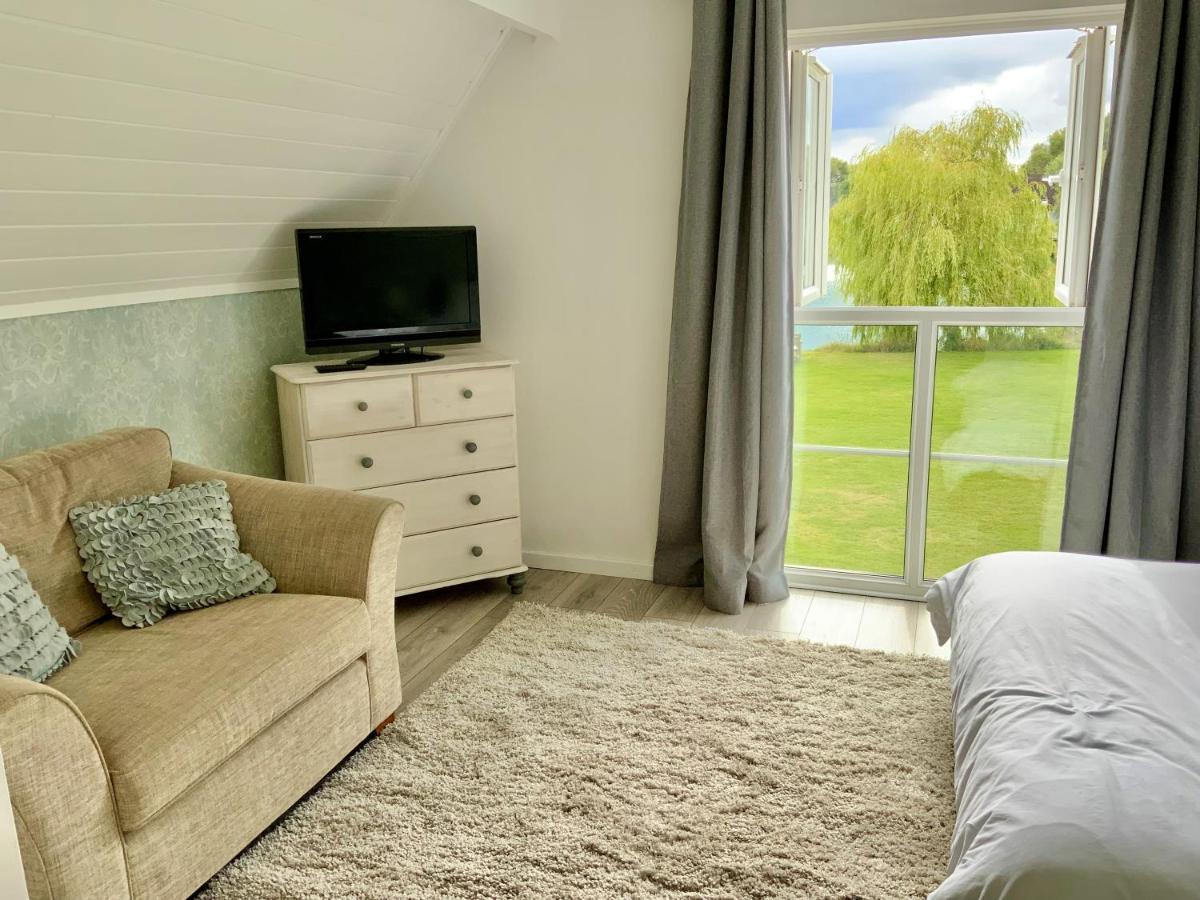 'That One' Our Cotswold Lakeside Lodge 赛伦塞斯特 外观 照片