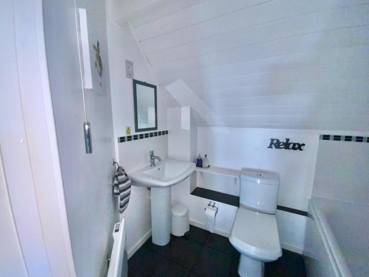 'That One' Our Cotswold Lakeside Lodge 赛伦塞斯特 外观 照片