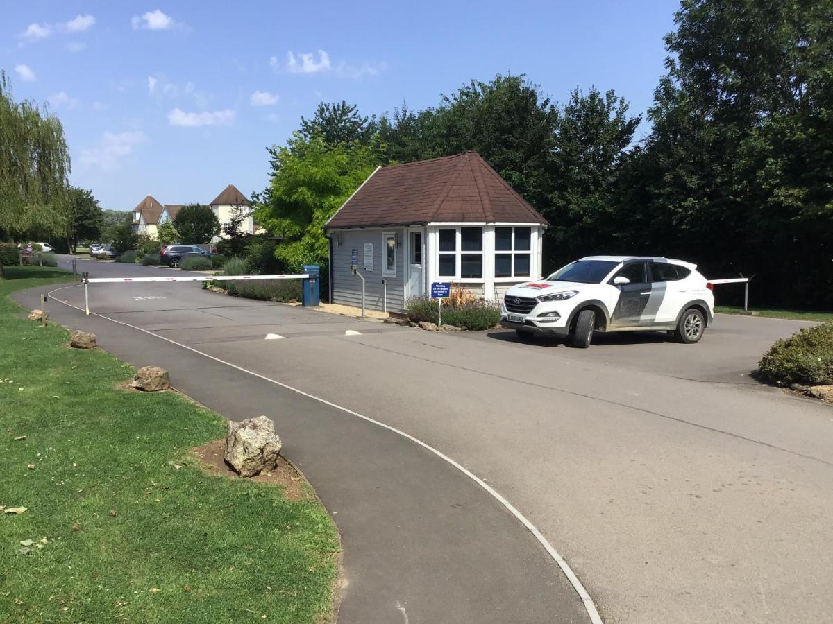 'That One' Our Cotswold Lakeside Lodge 赛伦塞斯特 外观 照片