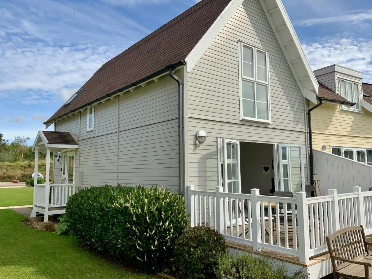 'That One' Our Cotswold Lakeside Lodge 赛伦塞斯特 外观 照片