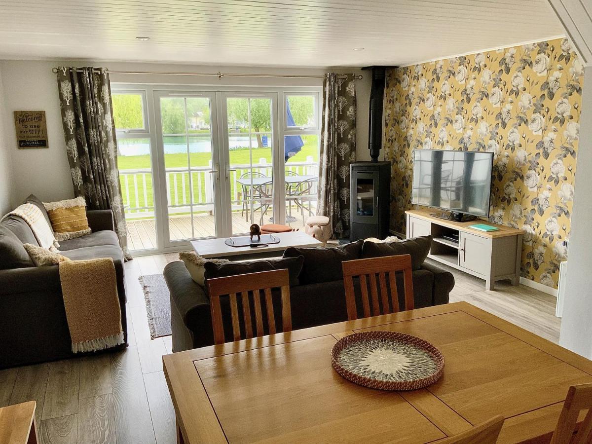 'That One' Our Cotswold Lakeside Lodge 赛伦塞斯特 外观 照片
